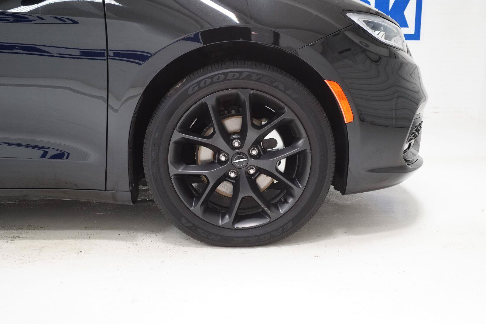 Used 2025 Chrysler Pacifica Limited FWD image 30