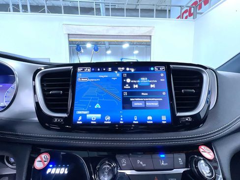 Used 2025 Chrysler Pacifica Limited FWD image 24