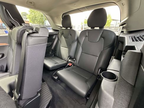 Certified 2022 Volvo XC90 T6 Momentum w/ Climate Package image 22