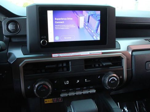 Used 2025 Toyota Tacoma SR5 AWD/4WD image 21