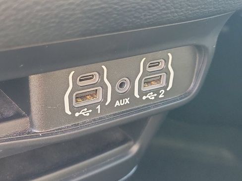 Used 2024 Chrysler Pacifica Touring FWD image 27