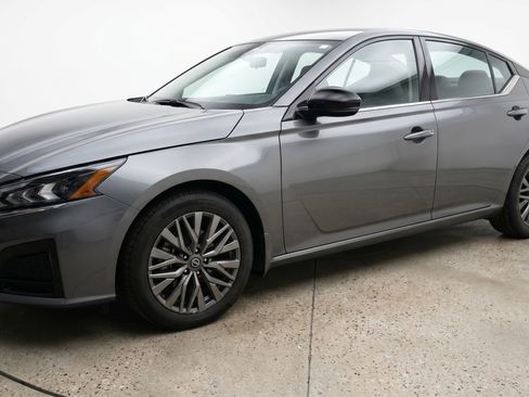 Used 2025 Nissan Altima 2.5 SV FWD image 3