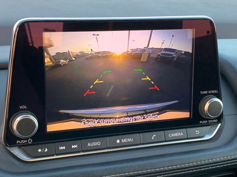 Used 2022 Nissan Rogue SV image 17