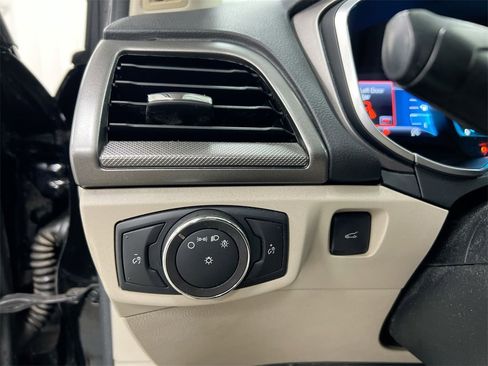 Used 2017 Ford Fusion SE w/ Fusion SE Technology Package image 18