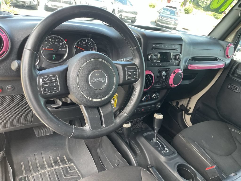 Used 2016 Jeep Wrangler Unlimited Sahara w/ Connectivity Group AWD/4WD image 9