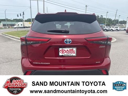 Used 2023 Toyota Highlander XLE FWD image 4
