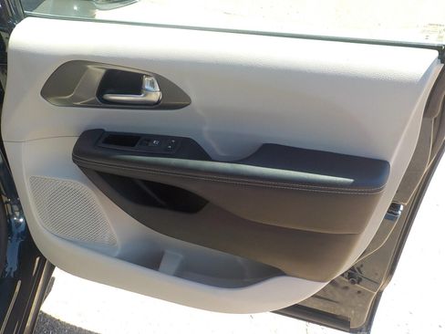Used 2024 Chrysler Pacifica Touring-L FWD image 11