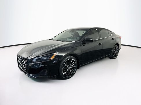 Used 2023 Nissan Altima 2.5 SR AWD/4WD image 3