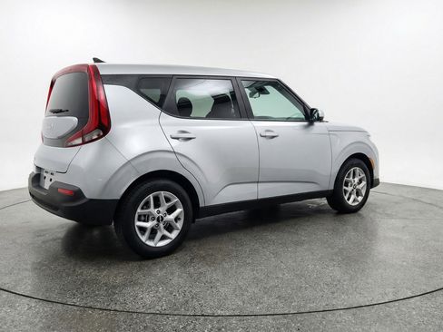 Used 2025 Kia Soul LX w/ LX Technology Package FWD image 9