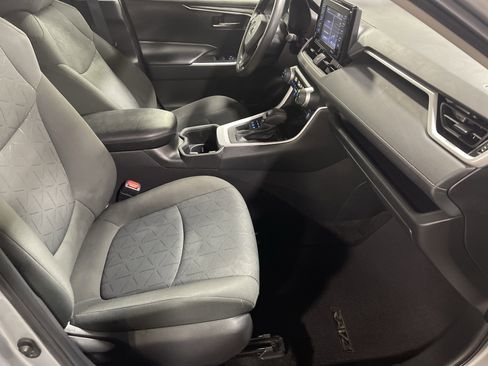 Used 2022 Toyota RAV4 XLE w/ Carpet Mat Package (TMS) image 12