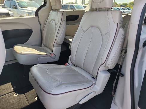 Used 2020 Chrysler Pacifica Limited FWD image 10