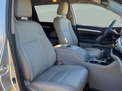 Used 2019 Toyota Highlander Plus FWD image 15