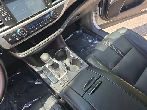 Used 2017 Toyota Highlander SE AWD/4WD image 25