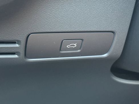 Used 2025 Volvo XC40 B5 Plus image 33