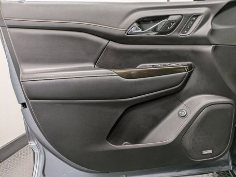 Used 2022 GMC Acadia AT4 w/ Technology Package image 8