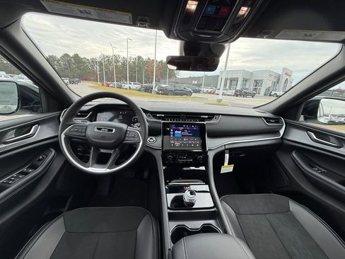 New 2025 Jeep Grand Cherokee Altitude image 12