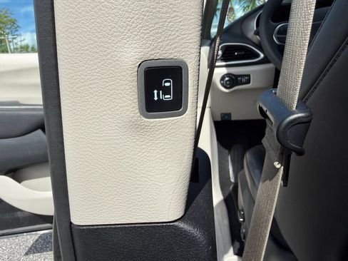 Used 2024 Chrysler Pacifica Touring-L FWD image 12