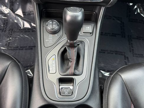 Used 2022 Jeep Cherokee Trailhawk AWD/4WD image 20