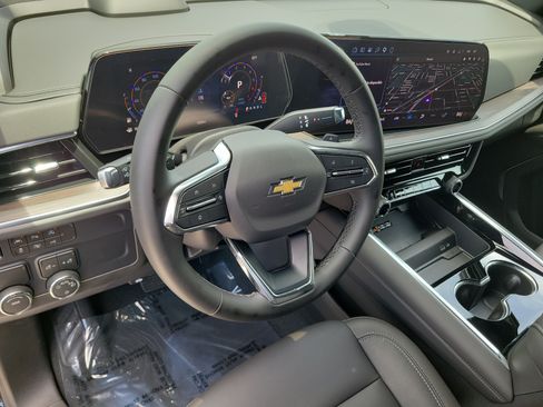 Used 2026 Chevrolet Suburban LT RWD image 7