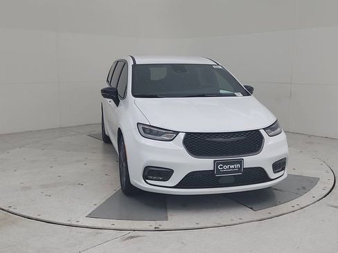 New 2026 Chrysler Pacifica Select image 4