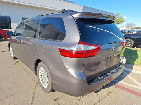 Used 2015 Toyota Sienna XLE w/ XLE Navigation Package image 4