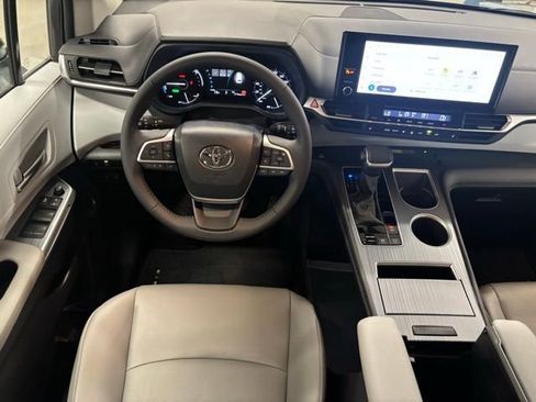 Certified 2025 Toyota Sienna XLE FWD image 12