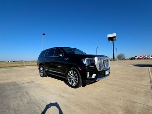 Used 2023 GMC Yukon Denali w/ Denali Reserve Package image 3