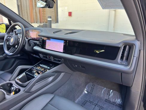 Used 2024 Porsche Cayenne AWD/4WD image 15