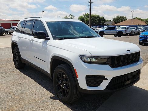 Used 2025 Jeep Grand Cherokee Altitude AWD/4WD image 4