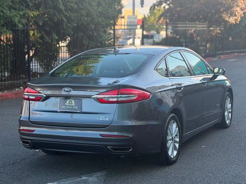 Used 2019 Ford Fusion SE FWD image 4