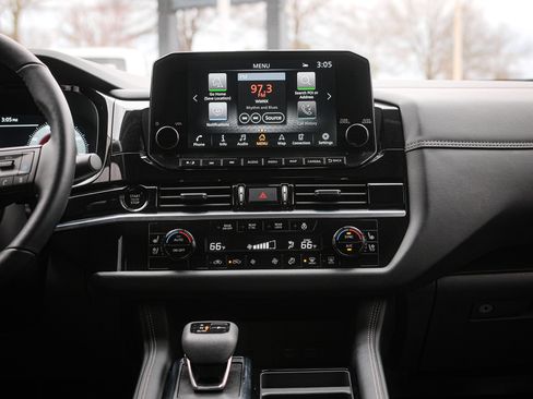 Used 2025 Nissan Pathfinder Platinum image 30