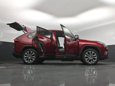 Used 2022 Toyota RAV4 XLE Premium FWD image 7