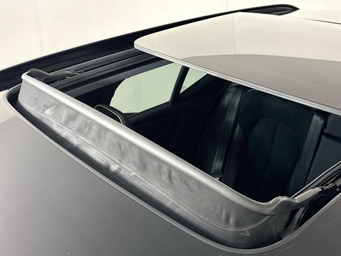 Used 2021 Volvo XC40 T5 R-Design image 20