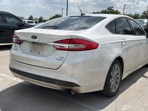 Used 2017 Ford Fusion SE w/ Fusion SE Technology Package FWD image 4