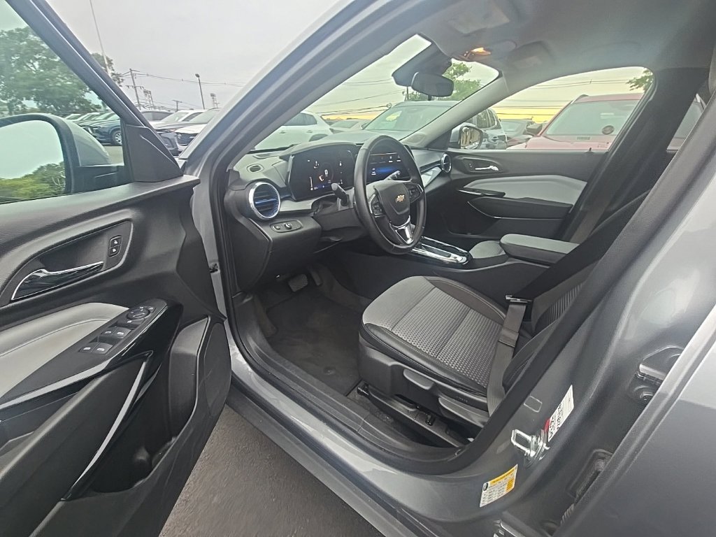 Used 2025 Chevrolet Trax LT w/ LT Convenience Package FWD image 7