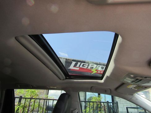 Used 2017 Toyota Highlander SE FWD image 7