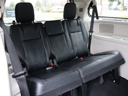 Used 2013 Chrysler Town & Country Touring image 22