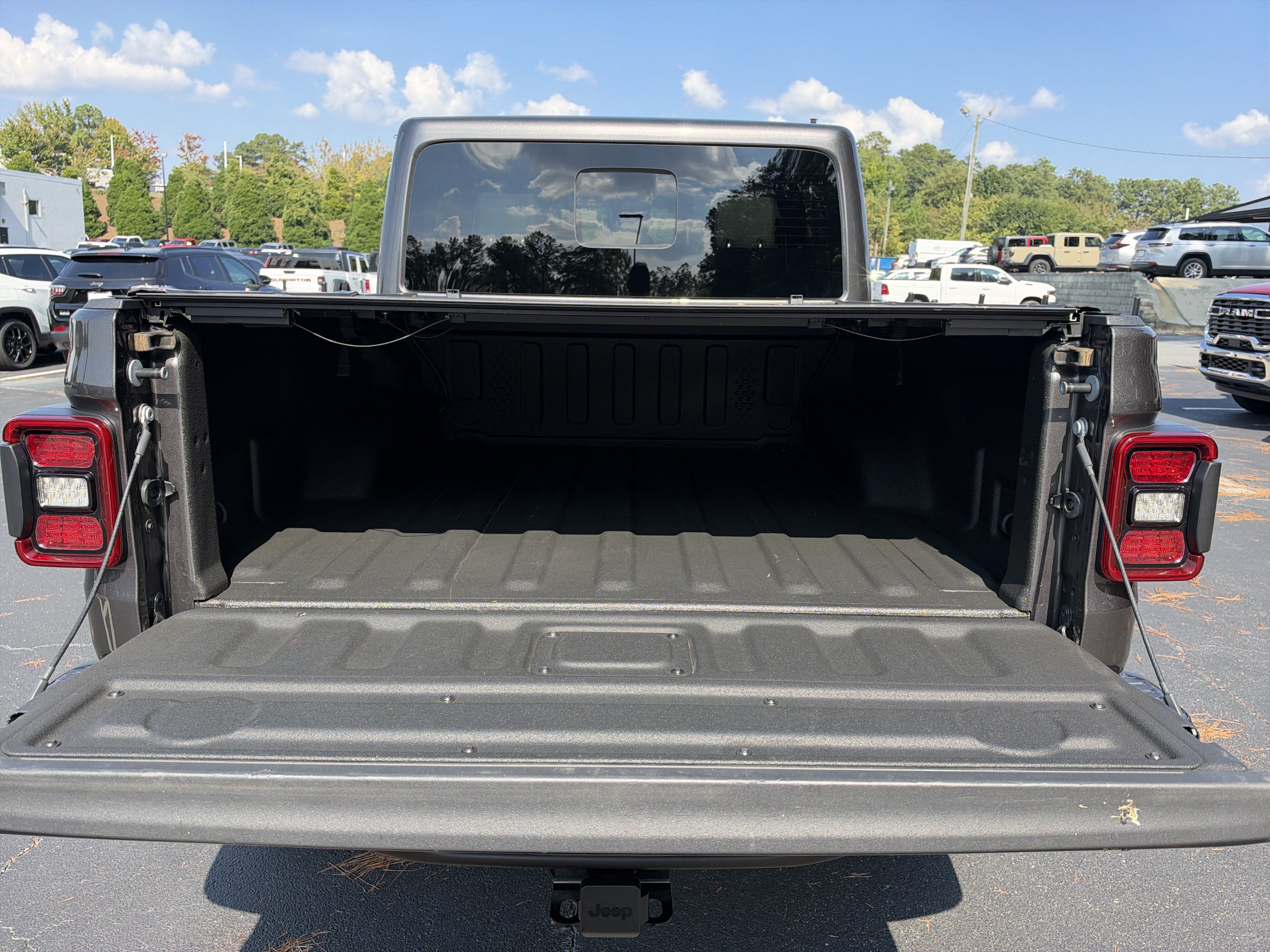 Used 2024 Jeep Gladiator Mojave AWD/4WD image 22