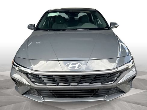 Used 2025 Hyundai Elantra SE FWD image 3