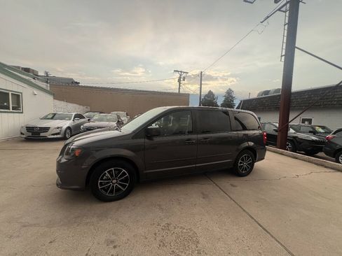 Used 2017 Dodge Grand Caravan SXT w/ Driver Convenience Group FWD image 22