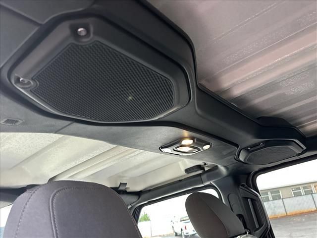 Used 2023 Jeep Gladiator Sport AWD/4WD image 16