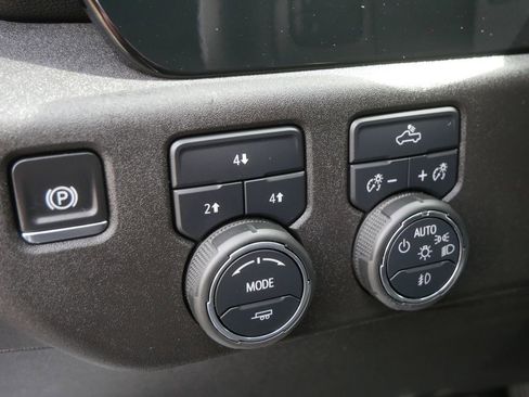 Used 2025 Chevrolet Silverado 2500 LT w/ Convenience Package image 14