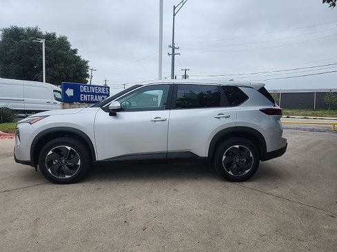 Used 2024 Nissan Rogue SV image 6