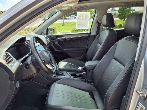 Used 2022 Volkswagen Tiguan SE w/ Panoramic Sunroof Package FWD image 17