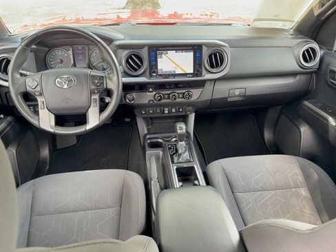 Used 2018 Toyota Tacoma TRD Off-Road w/ Technology Package RWD image 17