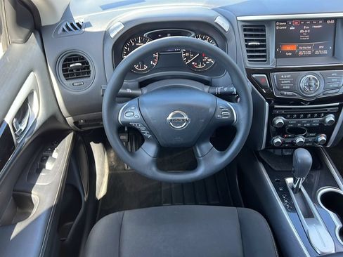 Used 2020 Nissan Pathfinder S FWD image 13