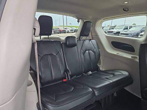 Used 2023 Chrysler Pacifica Touring-L FWD image 84