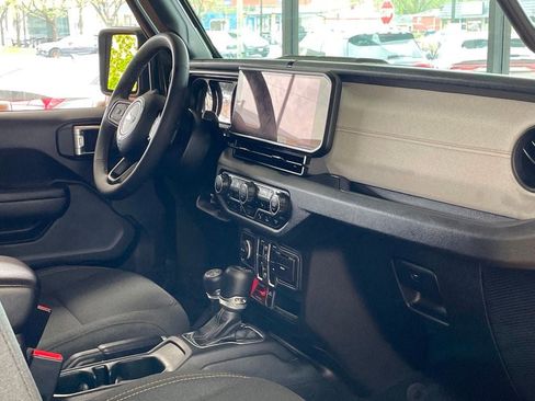 Used 2024 Jeep Wrangler Unlimited image 21