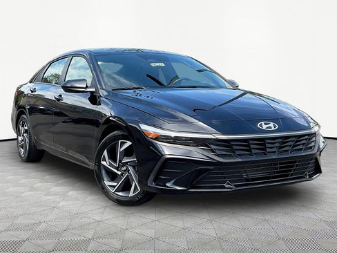 Used 2025 Hyundai Elantra Sport FWD image 3