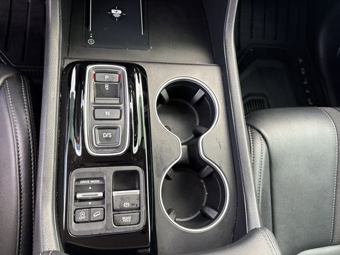 Used 2024 Honda Pilot Touring image 10
